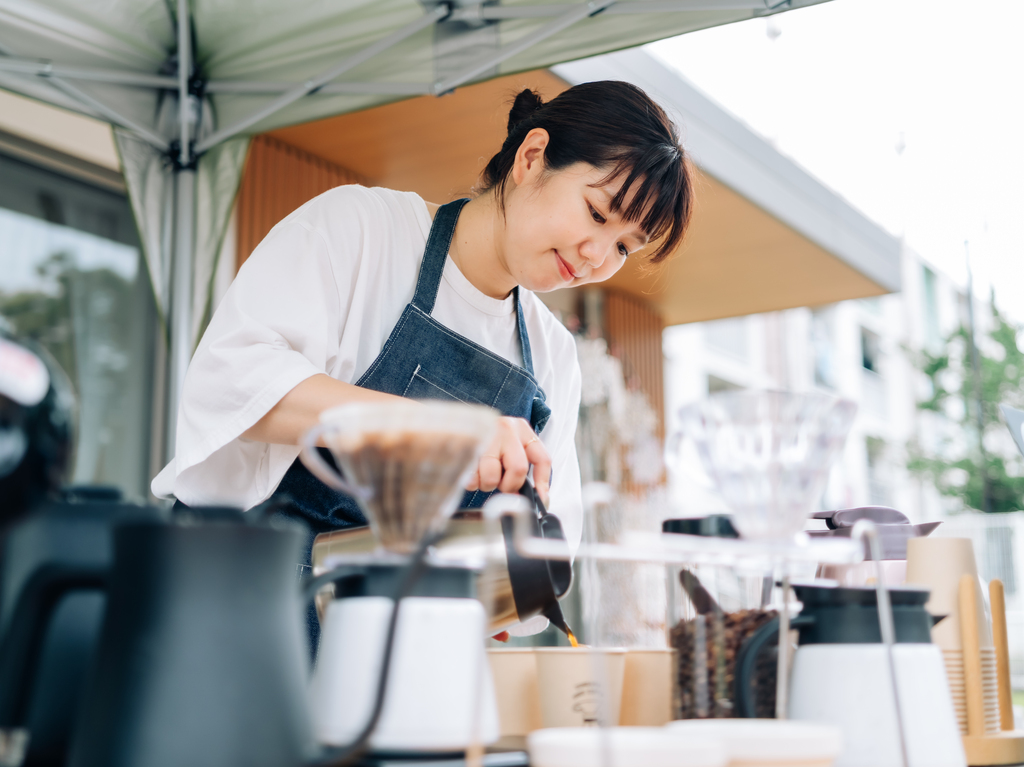 スペシャルティコーヒーを淹れるMutsumi