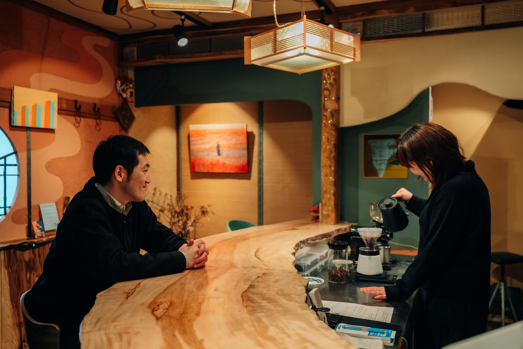 
「NOZY COFFEE」で品質管理・買い付け担当をする菊池伴武さん（左）と、「ゼンガクジ フリー コーヒースタンド」バリスタのMutsumi（右）