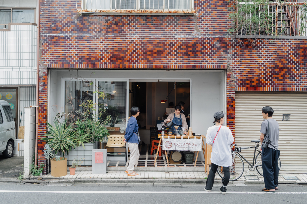 「本と道具の店 Zelt Bookstore （ツェルトブックストア）」の店先にて
