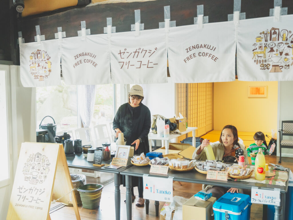 フリーコーヒーを準備する様子。Masakoはスペシャリティチーズケーキや「種子にんにく農園」によるブランド「Ail Taneko（アイユタネコ）」の焼菓子も販売