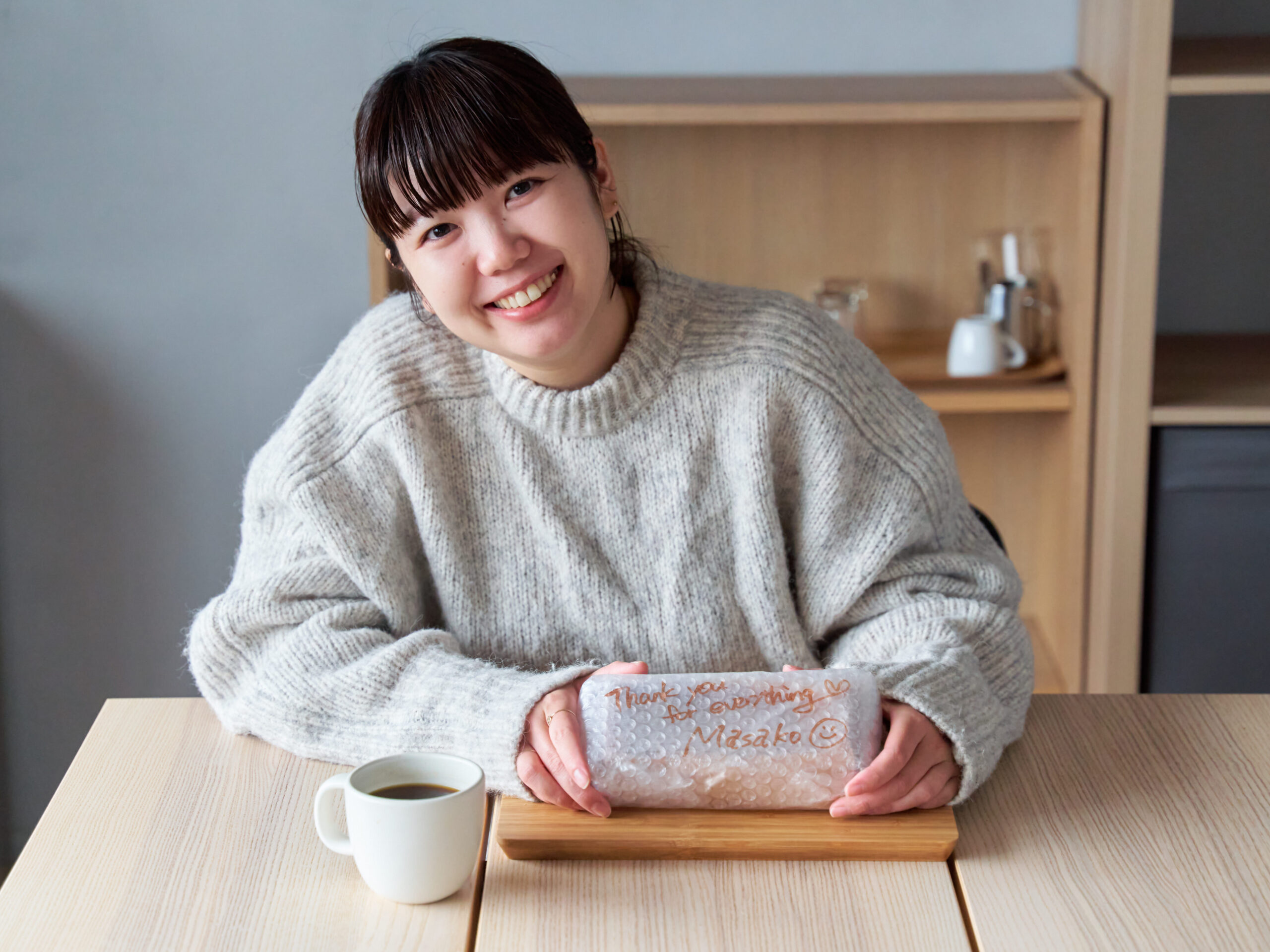 スペシャルティチーズケーキの包装には、Masakoの手書きメッセージが
