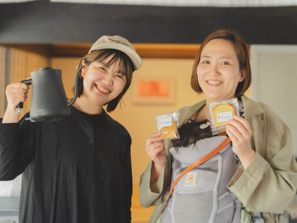 コンセプターのMutsumi（左）とパティシエのMasako（右）。青森県の田子町での出張フリーコーヒーの1コマ