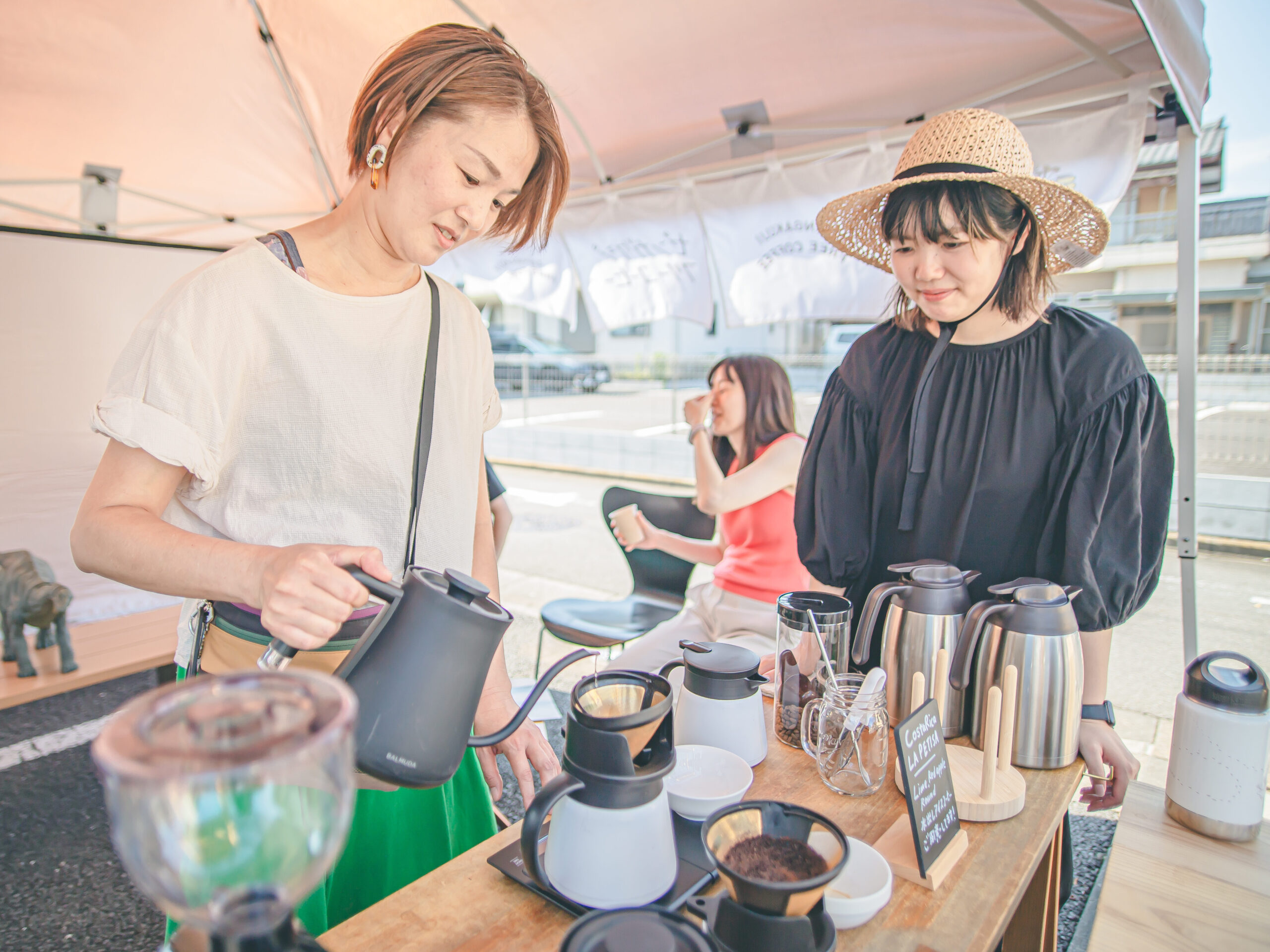 「ゼンガクジ フリー コーヒースタンド」オーナーバリスタのMutsumiに見守られながらコーヒーを淹れる様子
