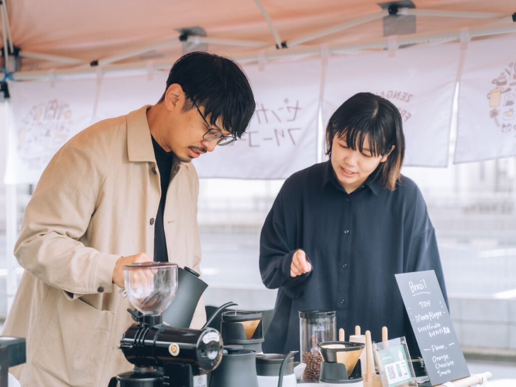 菅谷さんがコーヒーを淹れるのを見守る「ゼンガクジ フリー コーヒースタンド」バリスタのMutsumi