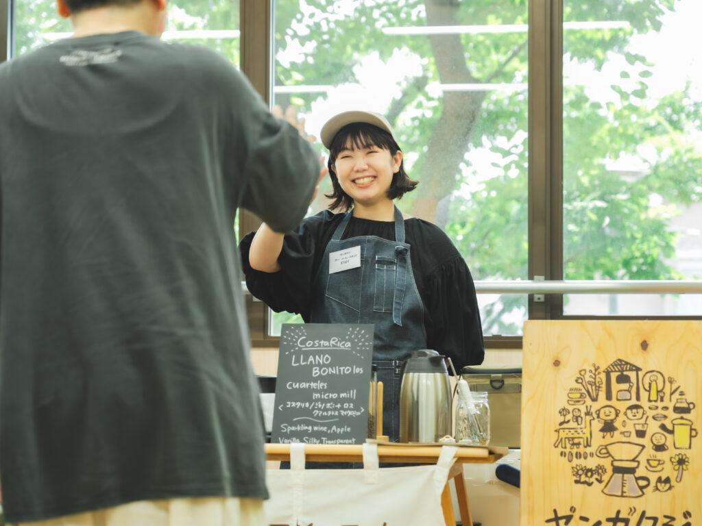 イベント出店者と交流をするMutsumi