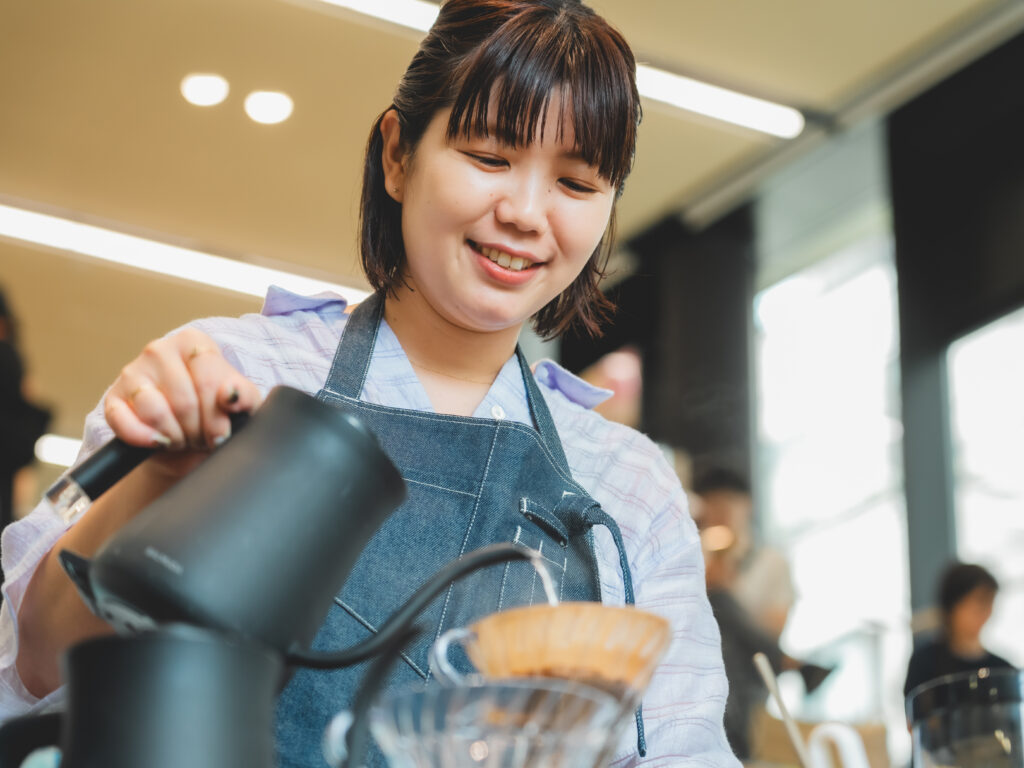 大島に負けじとコーヒーを準備するMutsumi