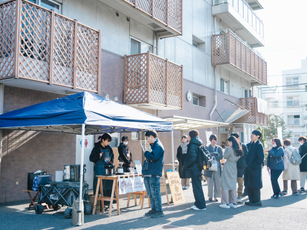 コーヒーを待つ人たちの長蛇の列