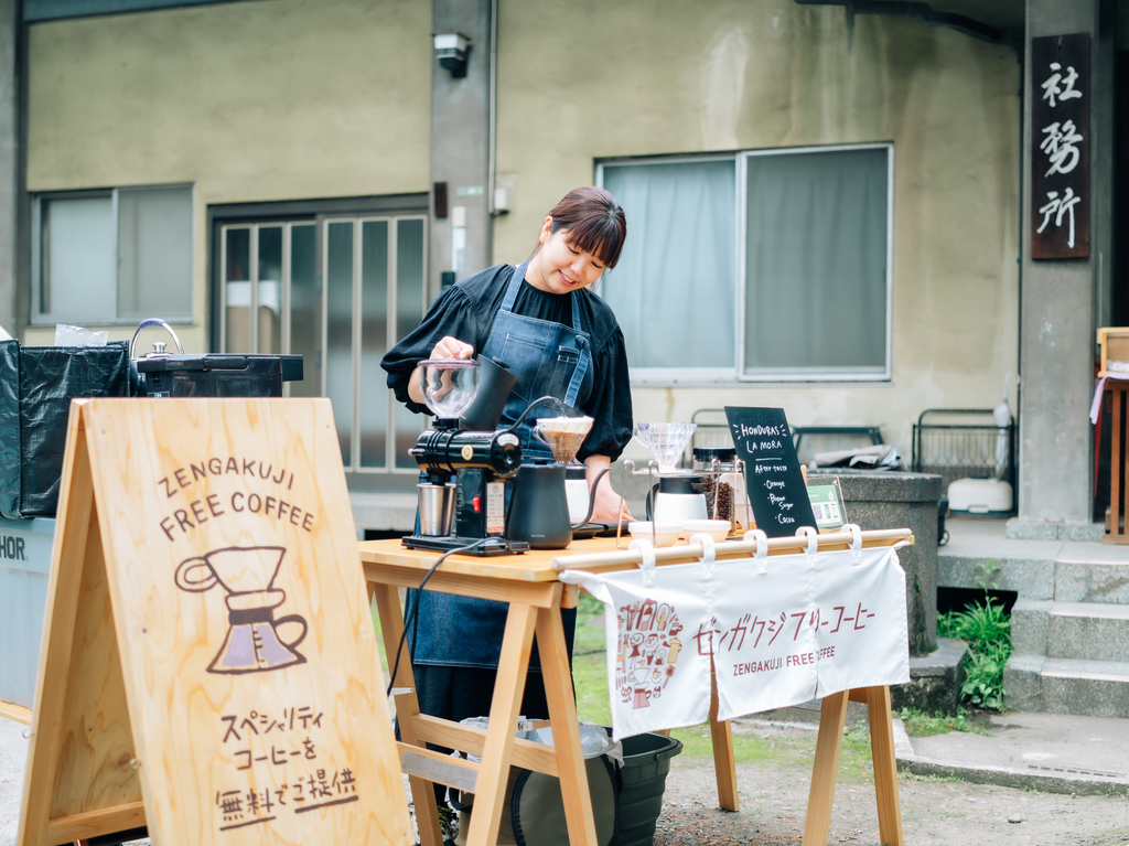 スペシャルティコーヒーを淹れるMutsumi