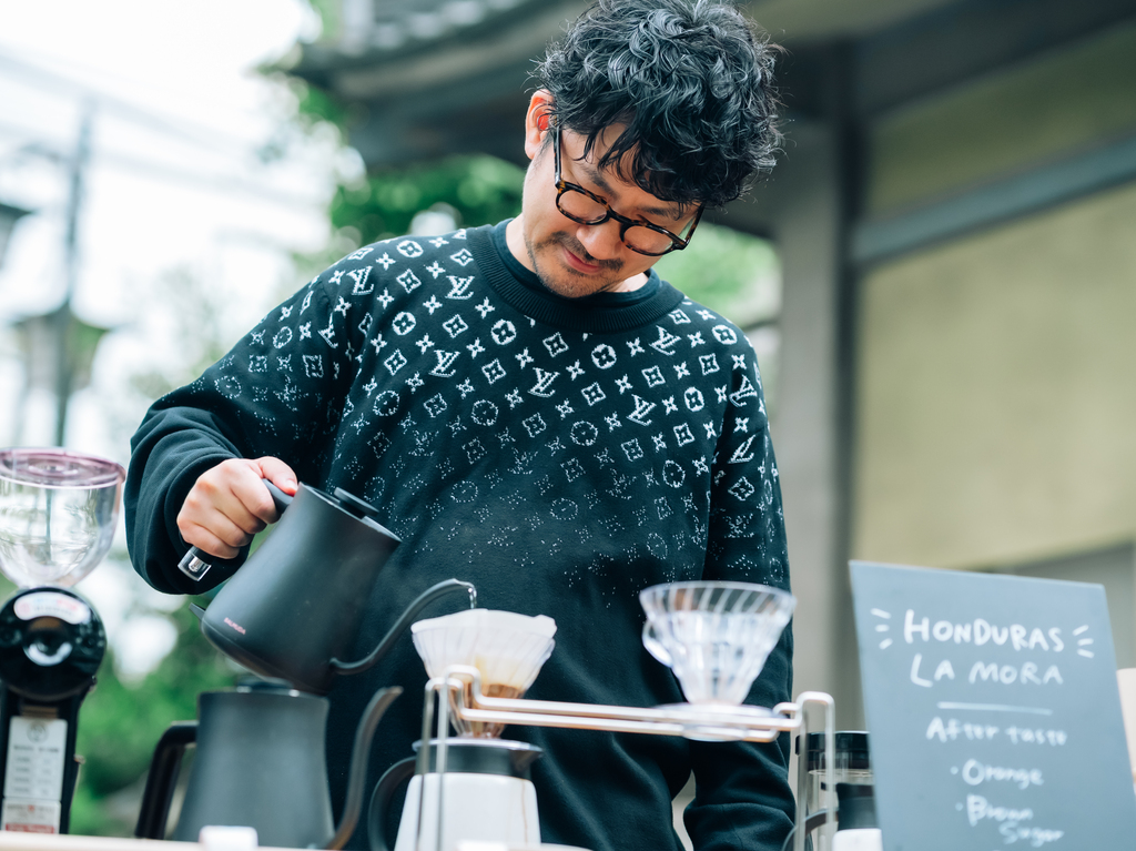 コーヒーを淹れる「ゼンガクジ フリー コーヒー」代表の大島