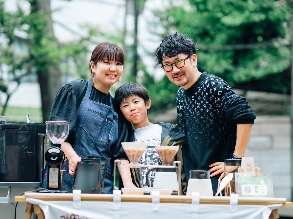 家族でフリーコーヒーをたくさん提供しました