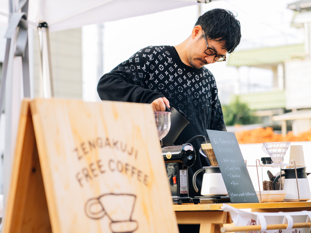 コーヒーを淹れる「ゼンガクジ フリー コーヒー」代表の大島