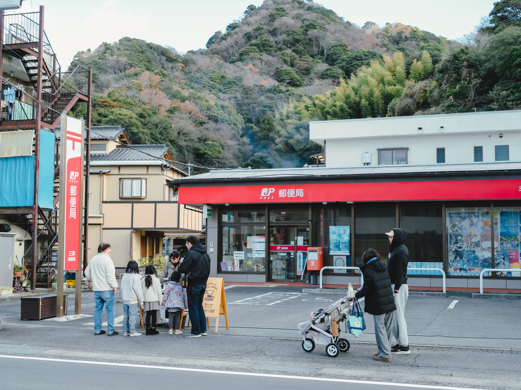 家族が訪れる様子