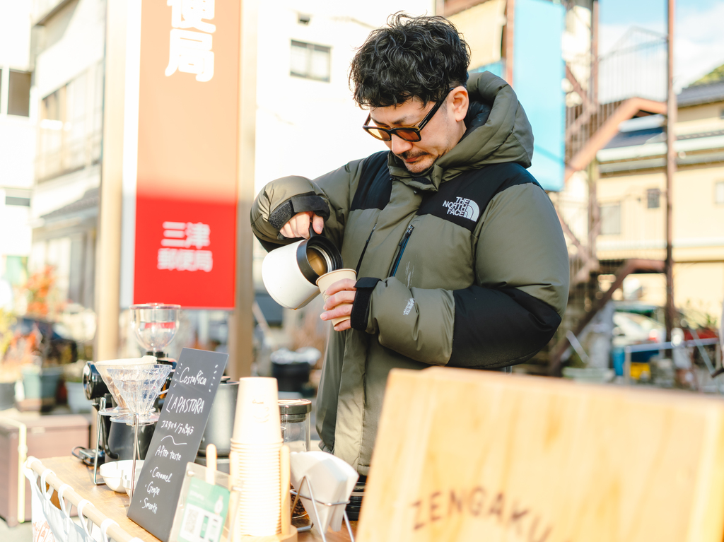 コーヒーを淹れる「ゼンガクジ フリー コーヒー」代表の大島
