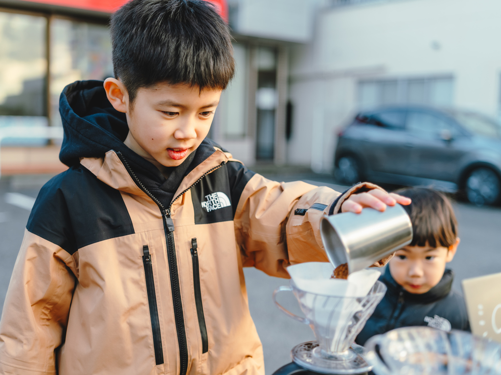 お手伝いをする兄弟