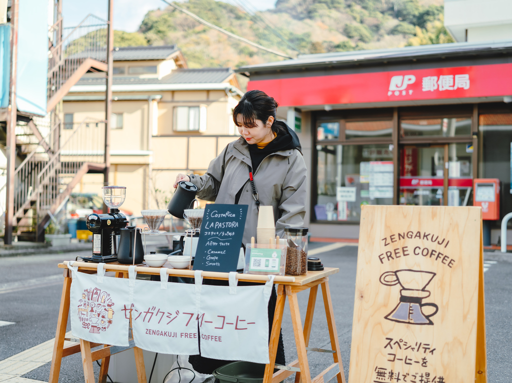 コーヒーを淹れるMutsumi