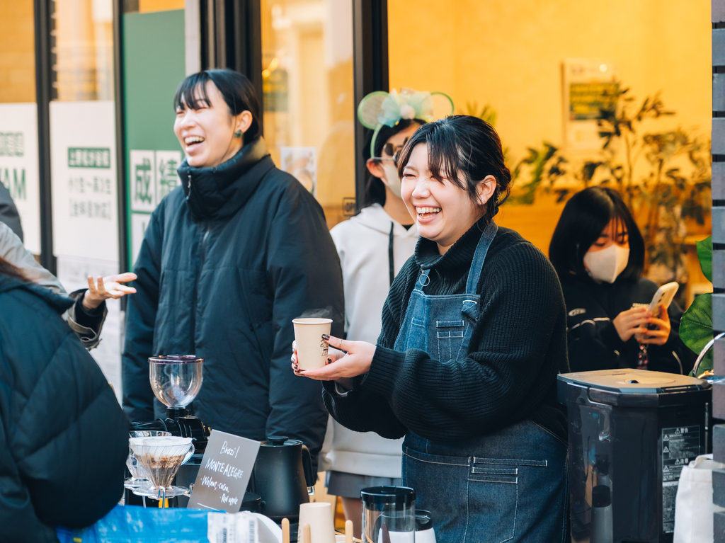 楽しいひとときを一緒に過ごす様子