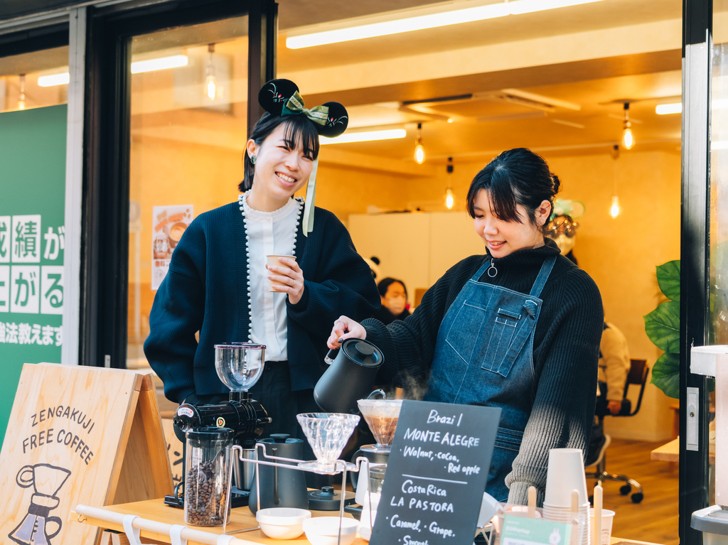 仲間とおしゃべりしながらコーヒーを淹れる様子