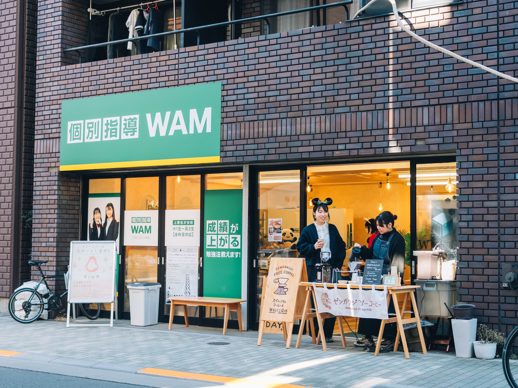 コーヒーを淹れながらコミュニケーションをとるMutsumi