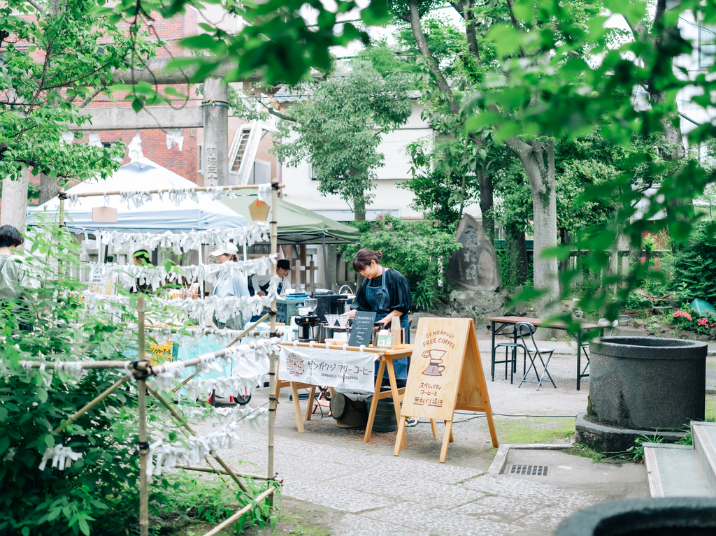 コーヒーを手渡足立区千住仲町の「仲町氷川神社」にて