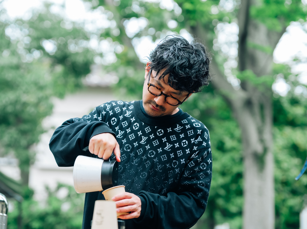 コーヒーを淹れる「ゼンガクジ フリー コーヒー」代表の大島