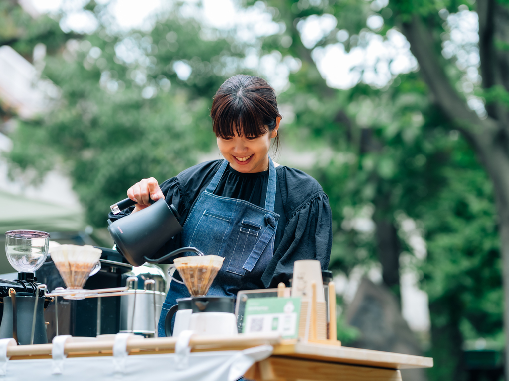 コーヒーを淹れるMutsumi