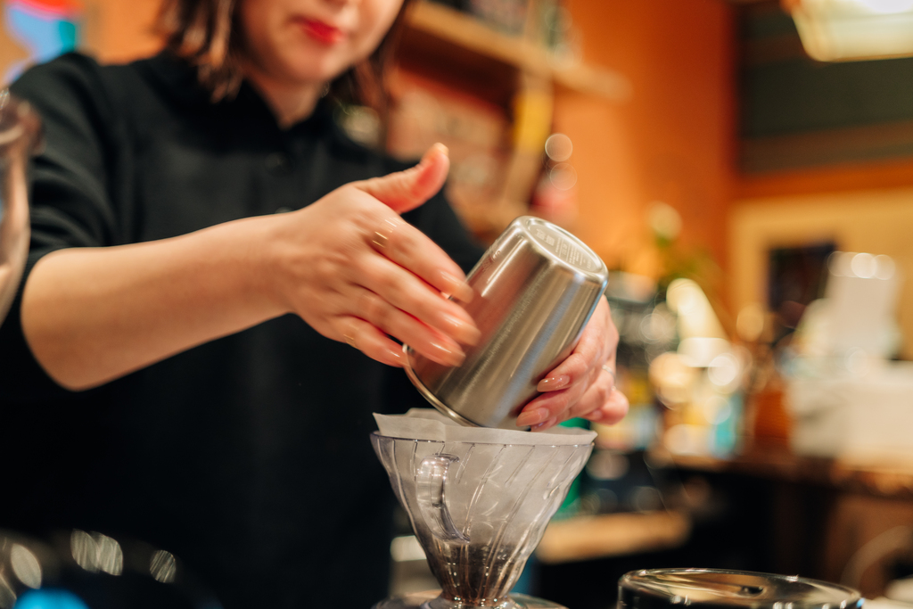 挽いた豆を入れる様子