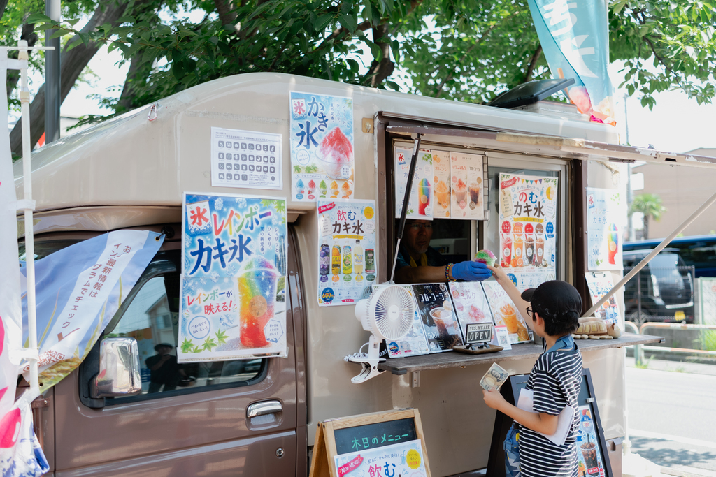 キッチンカーでかき氷を買う長男