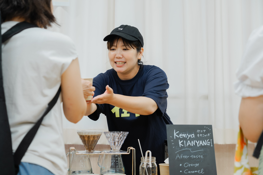 スペシャルティコーヒーを手渡しする様子