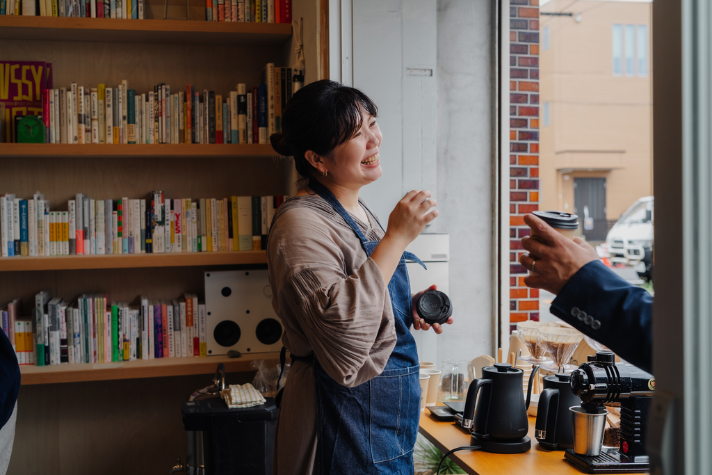 フリーコーヒーを提供しながら気さくに話すバリスタのMutsumi
